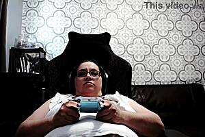 damn this gaming streamer's wet pussy got me hard