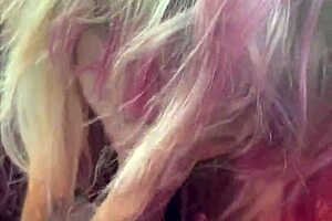 Schönes Girl kniet auf Autohinterbank für Deepthroat-Blowjob outdoors