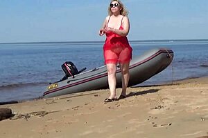 Milf flaunts juicy ass and big natural tits beachside