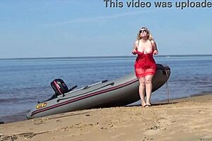 Milf flaunts juicy ass and big natural tits beachside