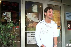 Gorgeous blonde hairdresser milf looks so hot today 💇‍♀️😍✨