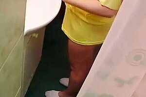 mi madrastra fingers her wet pussy in shower, best slut ever!