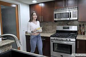 hot stepmom flashes stepson bra panties 😍🍆