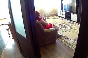 old milf slips off thong for homemade anal fun