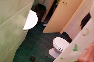 mi madrastra fingers her wet pussy in shower, best slut ever!