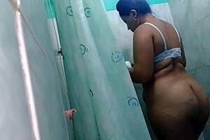 Llego del trabajo, rico baño y masturbación hasta el orgasmo en mi coño grande 😍💦🛁