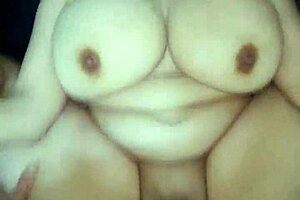 MI NOVIA ME PIDE QUE LA FOLLAMOS RICO CON SU AMIGA CHUBBY Y HUGE TITS