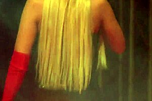 busty milf rubbin her wet cunt hard at the show 🔥