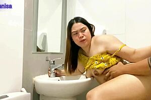 饥渴男厕所狠干丰满人妻