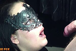 أم حارة جدًا تبلع حمولة لبن عملاقة بعد الإثارة الطويلة!