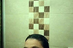 colombian milf masturbates her wet pussy on cam