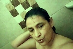 colombian milf masturbates her wet pussy on cam