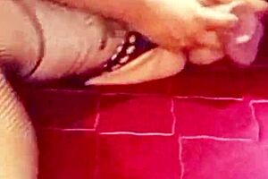 hey check this bbw mature squirting her fat pussy creampie all over bed