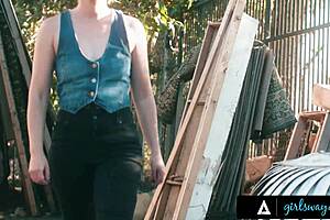 wanna see 10 girl lesbian gangbang with rough fisting squirting?