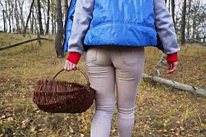 check out this milf strutting tight pants through the woods... total ass tease vibe 😏