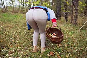 check out this milf strutting tight pants through the woods... total ass tease vibe 😏