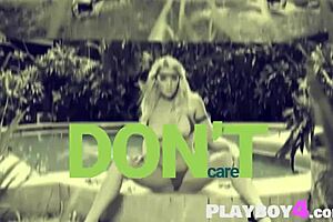 damn that big natural tits blonde babe looks stunning naked outside