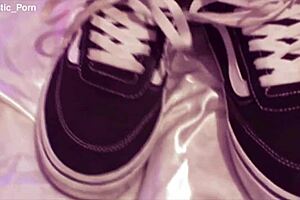 gostosa coroa madura bate siririca com os pés mais quentes 😍👣💦