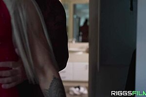 Fit muscle mommy rides that monster cock dripping wet in cowgirl