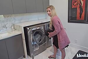 WOW! SYDNEY PAIGE'S HOT OUTDOOR POUNDING BY HORNY HOUSEWIFE!