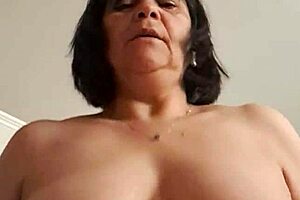 stepmommy's curvy latina ass bounces on stepson in homemade joi