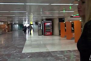 madura española chupa polla de vagabundo en calle pública