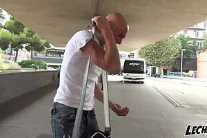 madura española chupa polla de vagabundo en calle pública