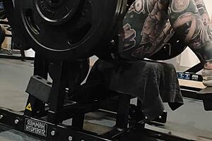 Gym milf's juicy booty shakes during intense workout session drawing all eyes