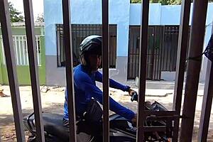 a mi inocente hijastra le encanta que su padrastro le folle el culo duro con polla monster casero real