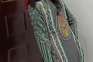 desi pakistani stepmom milf anal toys herself with toothbrush masturbation closeup