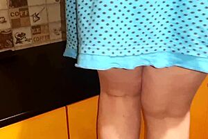 Cleaning kitchen I accidentally flashed my pussy