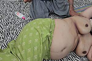 chikni aunty's huge desi boobs get oiled massage 😍 netu hubby mms 🔥