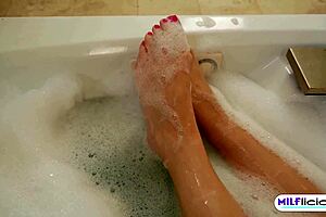 PIZZA GUY TIPS BIG BOOTY BLONDE MILF TRIXI BROOKS WITH CUM!