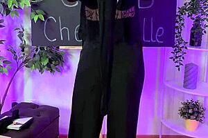 giulia shocks in 20 den nylons dancing at the club