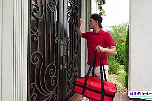 Pizza Delivery To Big Booty Blonde Milf Trixi Brooks Ends In Pawg Creampie Tip!