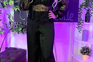 giulia shocks in 20 den nylons dancing at the club