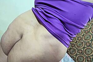 dollar deal muslim slut bares hairy armpit for cash tease?