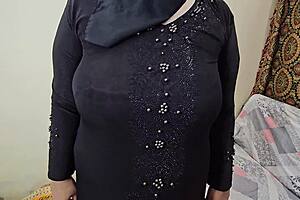 dollar deal muslim slut bares hairy armpit for cash tease?