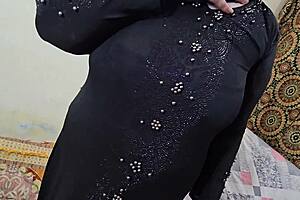 dollar deal muslim slut bares hairy armpit for cash tease?