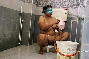 BIG BOOB INDIAN AUNTY SOAPS HUGE TITS AND BIG ASS IN STEAMY SHOWER BATH